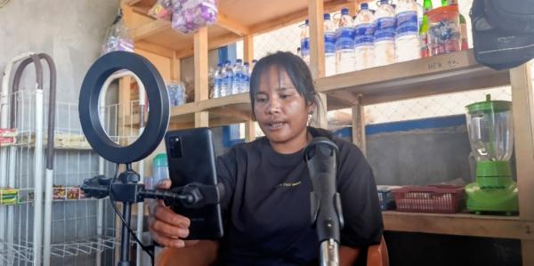 Kisah Mama Redha Melek Digital, Nelayan Perempuan Sumba yang Viral Jualan Hasil Laut di TikTok