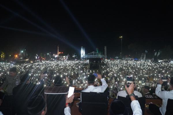 Alun-alun Jepara Jadi Lautan Putih, Ribuan Warga Rayakan HUT ke-477 dengan Selawat Bareng Gus Iqdam