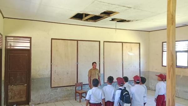 Belajar di Bawah Ancaman: Ruang Kelas Rapuh di Cianjur Bikin Orang Tua Cemas Setiap Hari