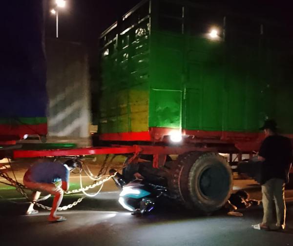 Gagal Salip Truk Gandeng, Pemotor Tewas Terlindas di TL Porong