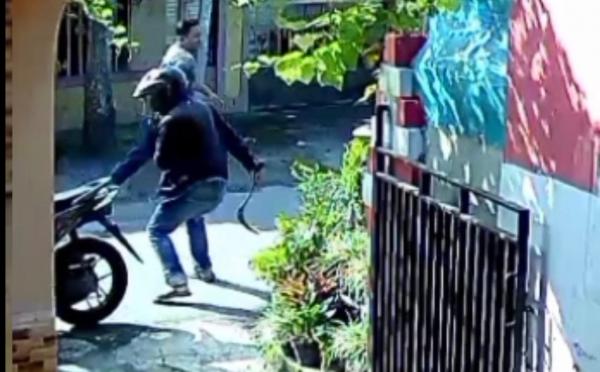 Pelaku Curanmor di Lumajang Acungkan Celurit Saat Kepergok, Aksi Terekam CCTV