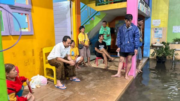 Solo Dikepung Banjir, Wali Kota Respati Ardi Terjang Genangan Air Temui Warga Laweyan