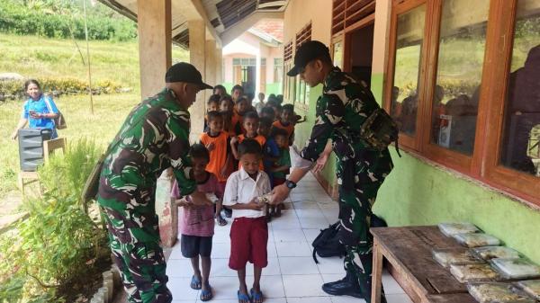 Senyum Ceria Siswa SD Oelmuke, Saat Prajurit Kostrad Suguhkan Menu Bergizi di Beranda NKRI