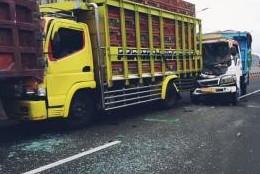 3 Truk Terlibat Kecelakaan di Lampu Merah Gandulan Pemalang, 1 Orang Luka-Luka