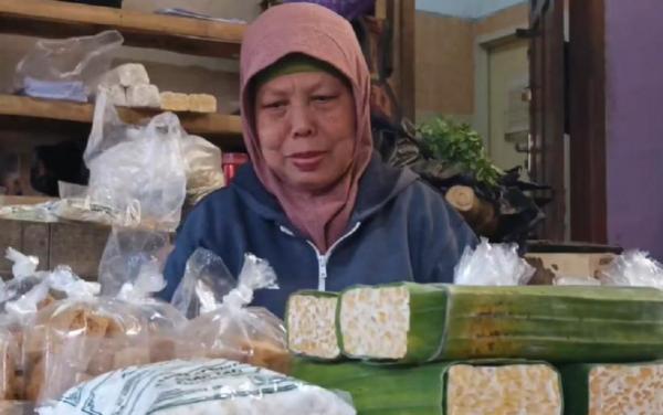 Kisah Haru Nenek Penjual Tempe, 25 Tahun Sisihkan Rp30.000 Akhirnya Berangkat Haji