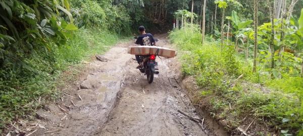 Jalan Rusak Jadi Penghambat Ekonomi, Desa Neglasari Menanti Uluran Tangan Pemerintah