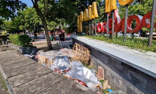 Rusak Pemandangan, Plt Bupati Temukan Tumpukan Rongsok di Alun Alun Ponorogo