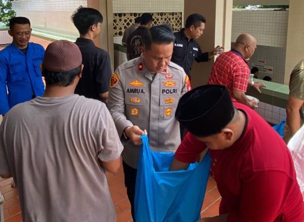 Jumat Berkah: Polsek Batuampar Bagikan 350 Nasi Kotak ke Warga Bukit Senyum Batam