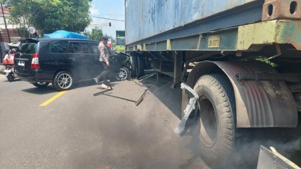 Tabrakan Trailer vs Innova di Jalan Raya Bojonegoro, Begini Kronologi dan Kondisi Korban