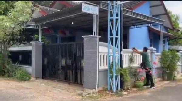 Kapten Marindra Wibowo Pilot PK-CFX yang Jatuh di Kalbar, Rumah Orang Tua di Tuban Terlihat Sepi