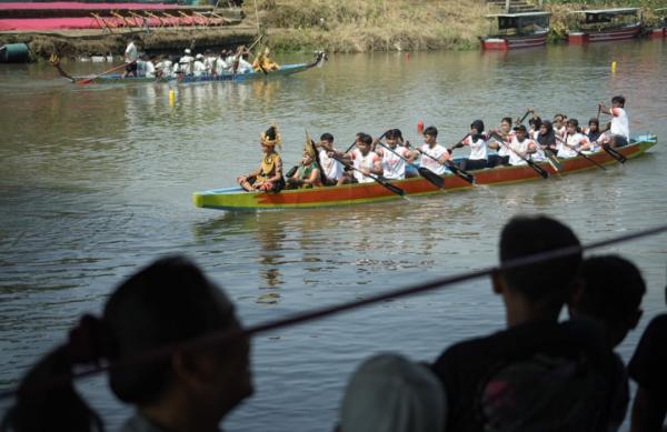 Resmi Dibuka, 350 Atlet Berlaga di Kejurprov Dayung Piala Gubernur Jatim 2026 di Mojokerto