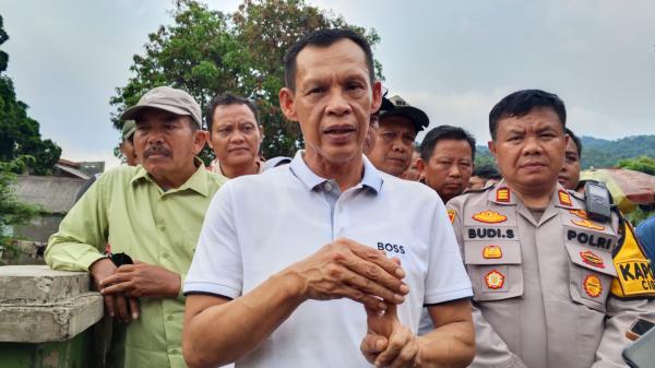 Jembatan Ambruk di Cigudeg Bogor, Aktivitas Warga Lumpuh dan Terpaksa Menyeberang Sungai