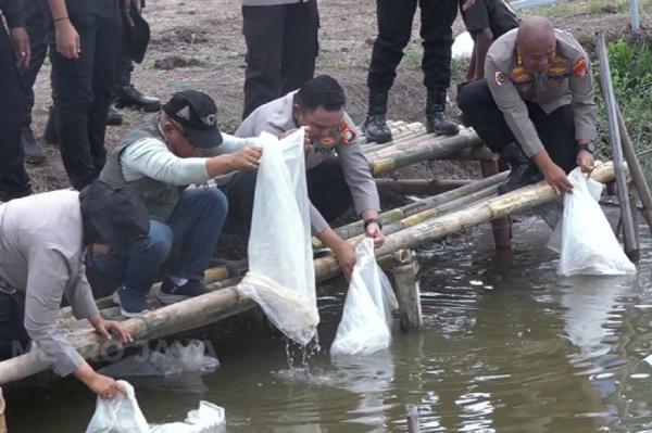 Polda Metro Jaya Tebar 37.000 Benih Ikan di Muara Gembong Bekasi, Perkuat Ketahanan Pangan