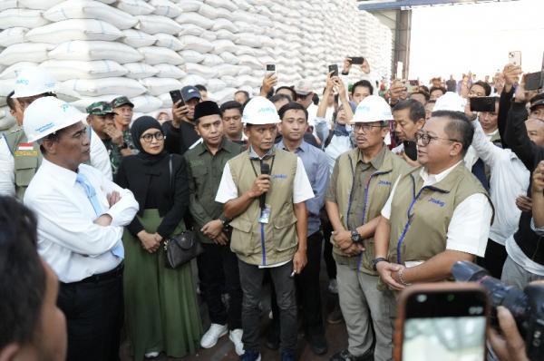 Mentan Cek Stok Beras di Surabaya, Ini Temuan di Gudang Milik Bulog
