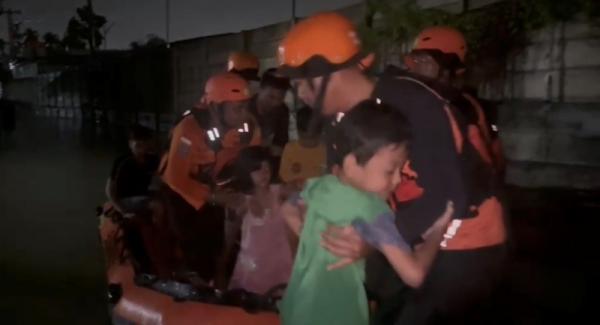 Terjebak Banjir di Rumbai Timur, Sejumlah Anak Dievakuasi
