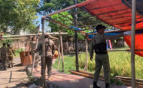Satpol PP Ponorogo Bongkar dan Tertibkan Lapak Semi Permanen Milik PKL, Ini Alasannya
