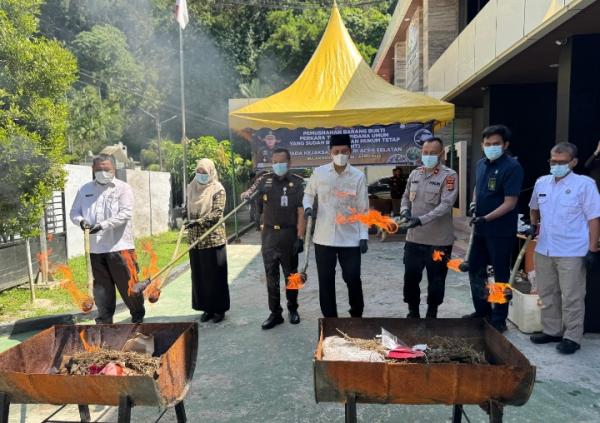 Kejari Aceh Selatan Musnahkan Barang Bukti dari 35 Perkara, Didominasi Kasus Narkotika