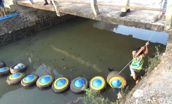 Warga dan Pencinta Lingkungan di Ponorogo Pasang Barikade di Sungai, Ini Tujuannya