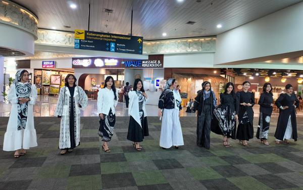 Fashion Show Kartini Masa Kini dan Tarian Tradisional Hibur Penumpang Bandara Ahmad Yani
