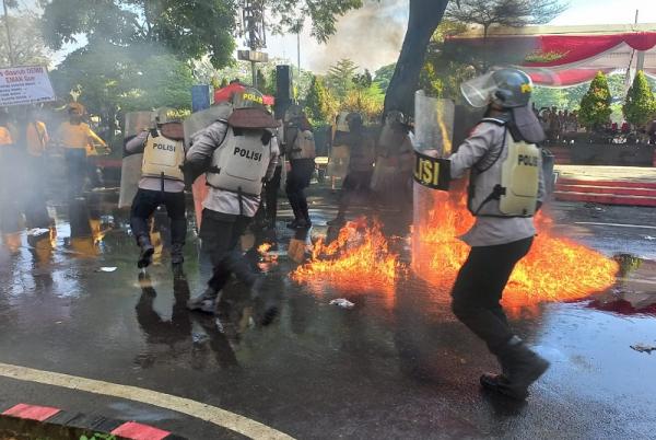 Antisipasi Aksi Demo Rusuh, Polres Grobogan Gelar Simulasi di Depan Kantor Pemkab
