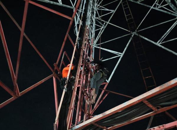 Pemuda Turun dari Tower Kwangsan Sedati Sidoarjo Setelah Dibujuk Tim SAR, Ternyata Ini Motifnya