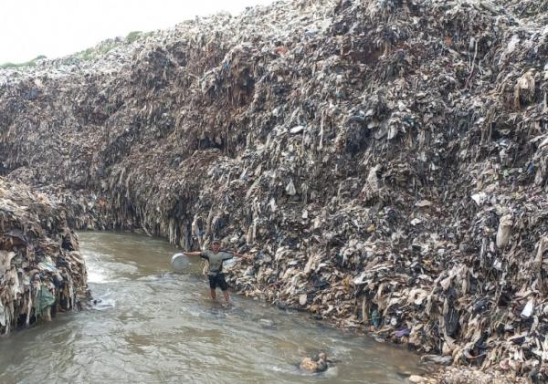 Kacau! Ribuan Ton Sampah TPA Cipayung Depok Penuhi Kali Pesanggrahan Mengalir ke Jakarta dan Tangsel