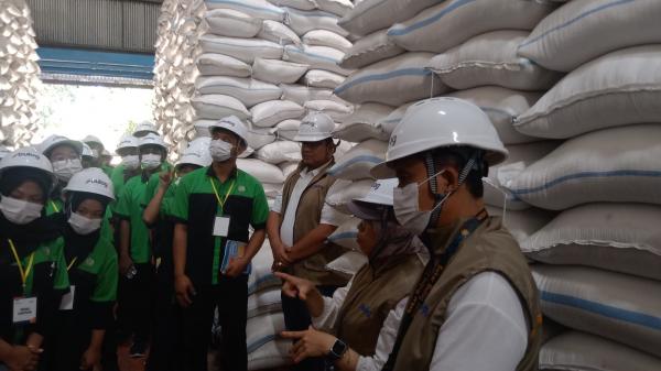 Puluhan Siswa SMK Tulungagung Ikuti Eduwisata Pangan di Gudang Bulog