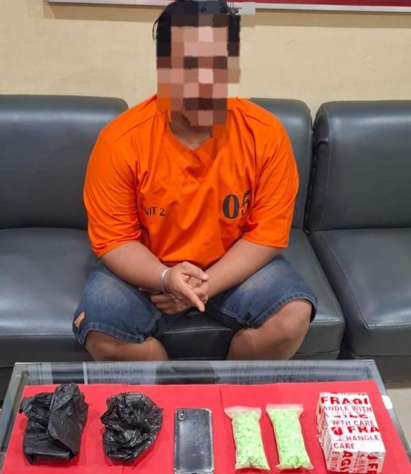 Polres Dumai Ringkus Pengedar di Kebun Sawit, 500 Butir Ekstasi Merek Kodok Disita