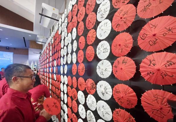 3.024 Payung Berhiaskan Kaligrafi Ciptakan Rekor MURI 