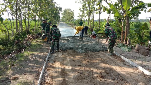 Tak Kenal Libur, Satgas TMMD Tancap Gas Kebut Pengerjaan Jalan Penghubung di Karangmalang