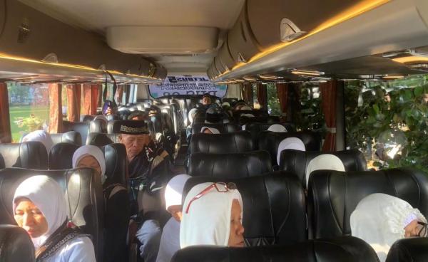 Tangis Haru Ratusan Calon Jamaah Haji Asal Ponorogo Diberangkatkan ke Tanah Suci