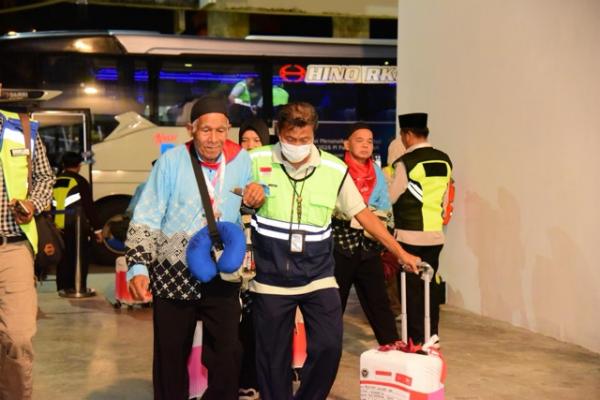 Bandara SAMS Sepinggan Berangkatkan 359 Calon Jemaah Haji Kloter 1, Prioritaskan Layanan Lansia