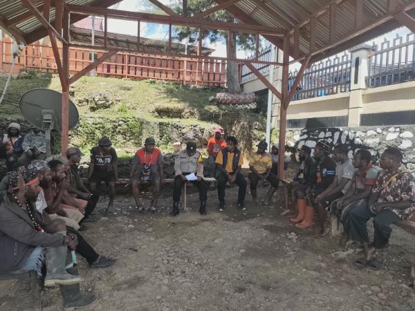 Polres Tolikara Mediasi Sengketa Maskawin, Dua Keluarga Sepakat Selesaikan Secara Adat