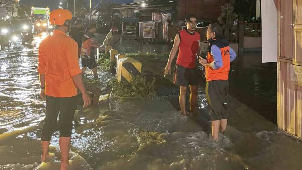 Banjir Kepung Kota Polewali, Jalan Trans Sulbar Sempat Macet Akibat Luapan Sungai dan Drainase
