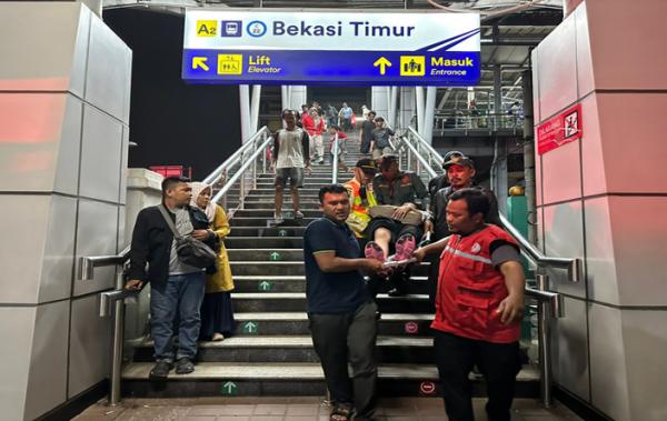 Detik-Detik Evakuasi Korban Kecelakaan KRL di Stasiun Bekasi Timur, Suasana Mencekam