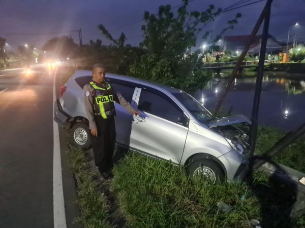 Diserempet Trailer Misterius, Sigra Oleng dan Tabrak Tiang Listrik di Balongbendo Sidoarjo
