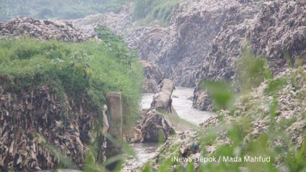 Bukannya Bentengi Sampah, Potongan Turap TPA Cipayung Depok Malah Bendung Aliran Kali Pesanggrahan