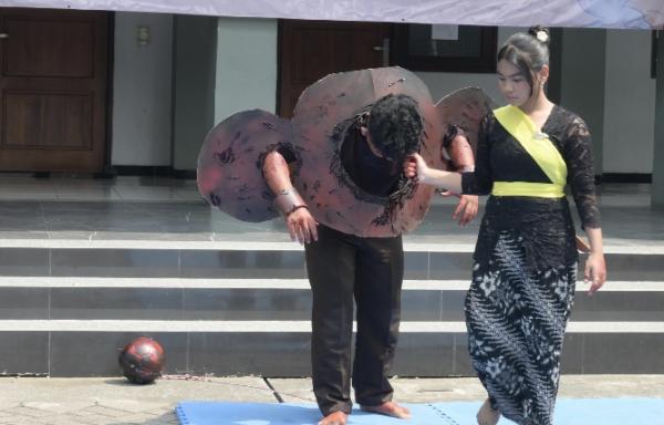 Kreatif dan Inspiratif! Siswa SMA di Surabaya Ini Rayakan Hari Kartini dengan Gaya Unik