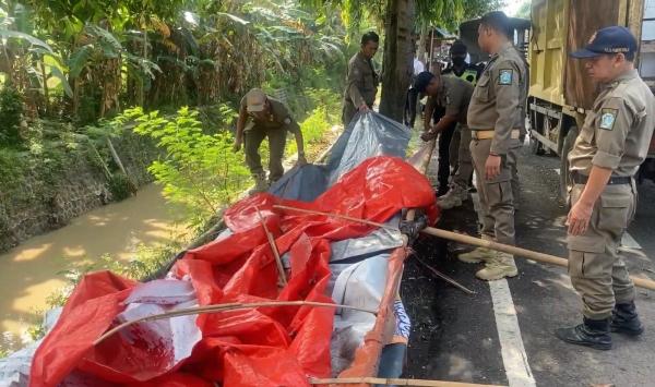 Satpol PP Ponorogo Tertibkan PKL Membandel, Lapak dan Gerobak di Angkut