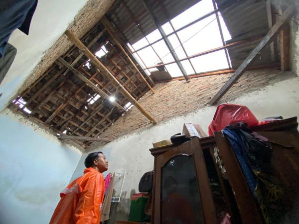 Angin Puting Beliung Terjang 2 Desa, 19  Rumah Warga Rusak