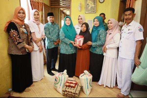 Ketua TP-PKK Pidie Jaya Kunjungi Anak Disabilitas Pengidap Tumor Otak, Salurkan Bantuan Darurat
