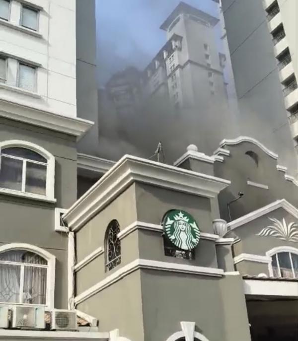 Apartemen Mediterania Tanjung Duren Terbakar, 13 Unit Mobil Damkar Diterjunkan