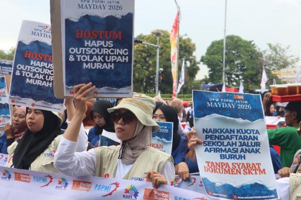 8.000 Buruh Gelar Aksi di Kantor Gubernur Jatim, Khofifah Janjikan Kebijakan Pro Buruh