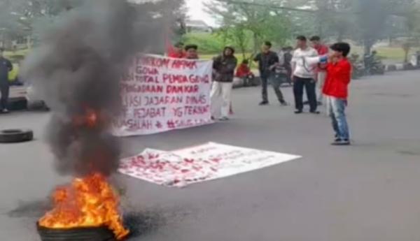 45 Anggota DPRD Gowa Tidak Masuk Kantor, Massa HIPMA Pertanyakan Komitmen Wakil Rakyat