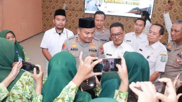Momen Kapolres Jombang Ladeni Doorstop Siswa SMKN, Sempat Bikin Grogi Penanya