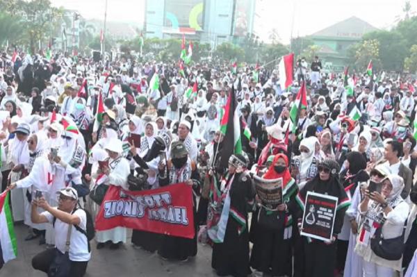 Ribuan Warga Bekasi Turun ke Jalan, Aksi Bela Palestina Menggema di Stadion Patriot
