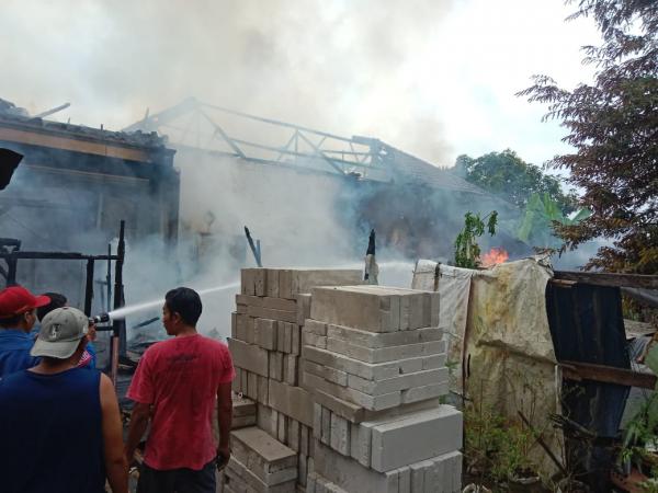 Diduga Korsleting Listrik, 2 Rumah di Desa Lajer Indramayu Ludes Terbakar