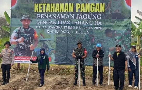 Aparat TNI Tidak Hanya Jaga Keamanan, Dandim 0623/Cilegon dan Warga Bulakan Tanam Jagung