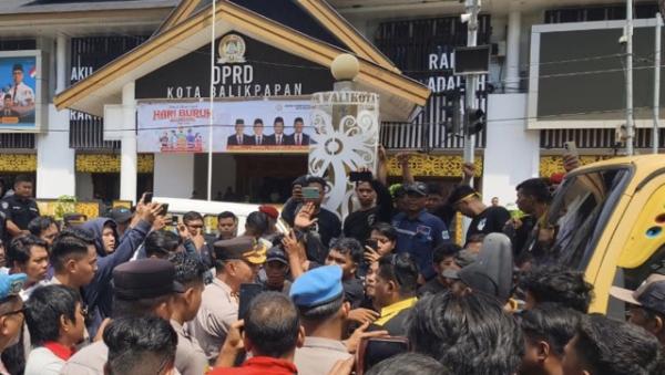 Ratusan Sopir Truk Pasir Demo Kelangkaan Solar di Balikpapan, Arus Lalu Lintas Jalan Utama Lumpuh