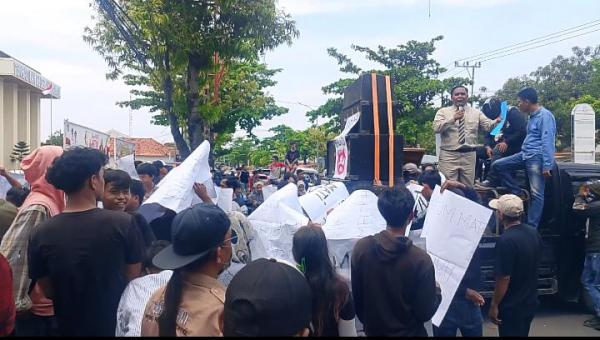 Ratusan Warga Demo di PN Indramayu, Desak Hukuman Mati Pelaku Pembunuhan Satu Keluarga